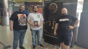 Alejandro Torrado hace entrega de un Dark Maze a un premiado