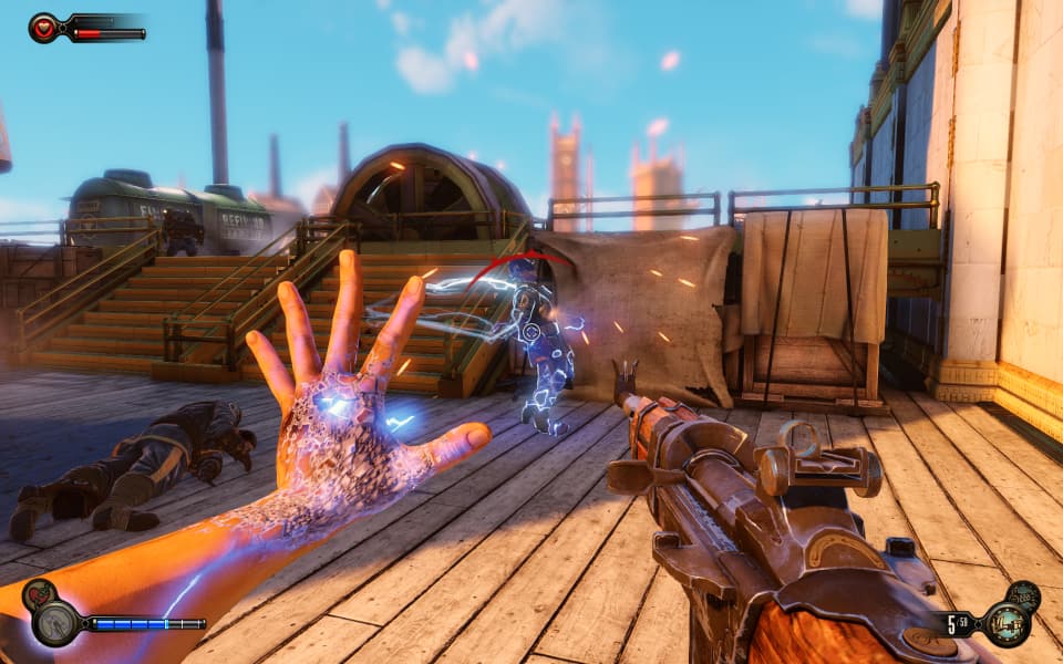 mano lanzando un poder electrico paralizante a un enemigo en el videojuego Bioshock Infinite