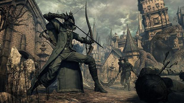 Personaje principal cargando una flecha en un arco apuntando a un enemigo en el videojuego Bloodborne